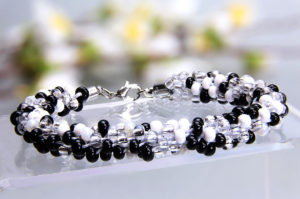 Alpine Holiday Bracelet Kit Includes Instructions